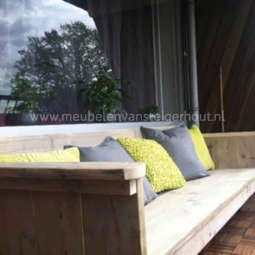 Elegante loungebank van steigerhout. Mooi voor op het balkon door de luchtige uitstraling.