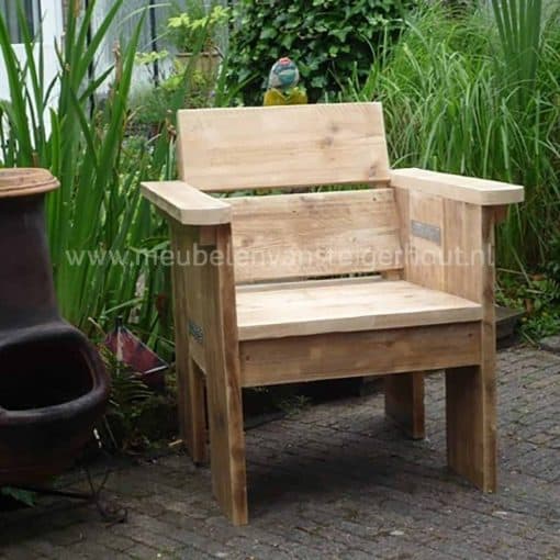 Mooie elegante loungestoel van steigerhout. Klein maar fijn.