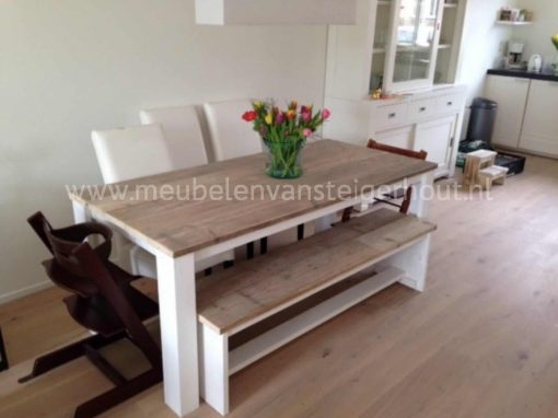 Tafel van steigerhout met wit onderstel. Mooie frisse tafel door de witte poten
