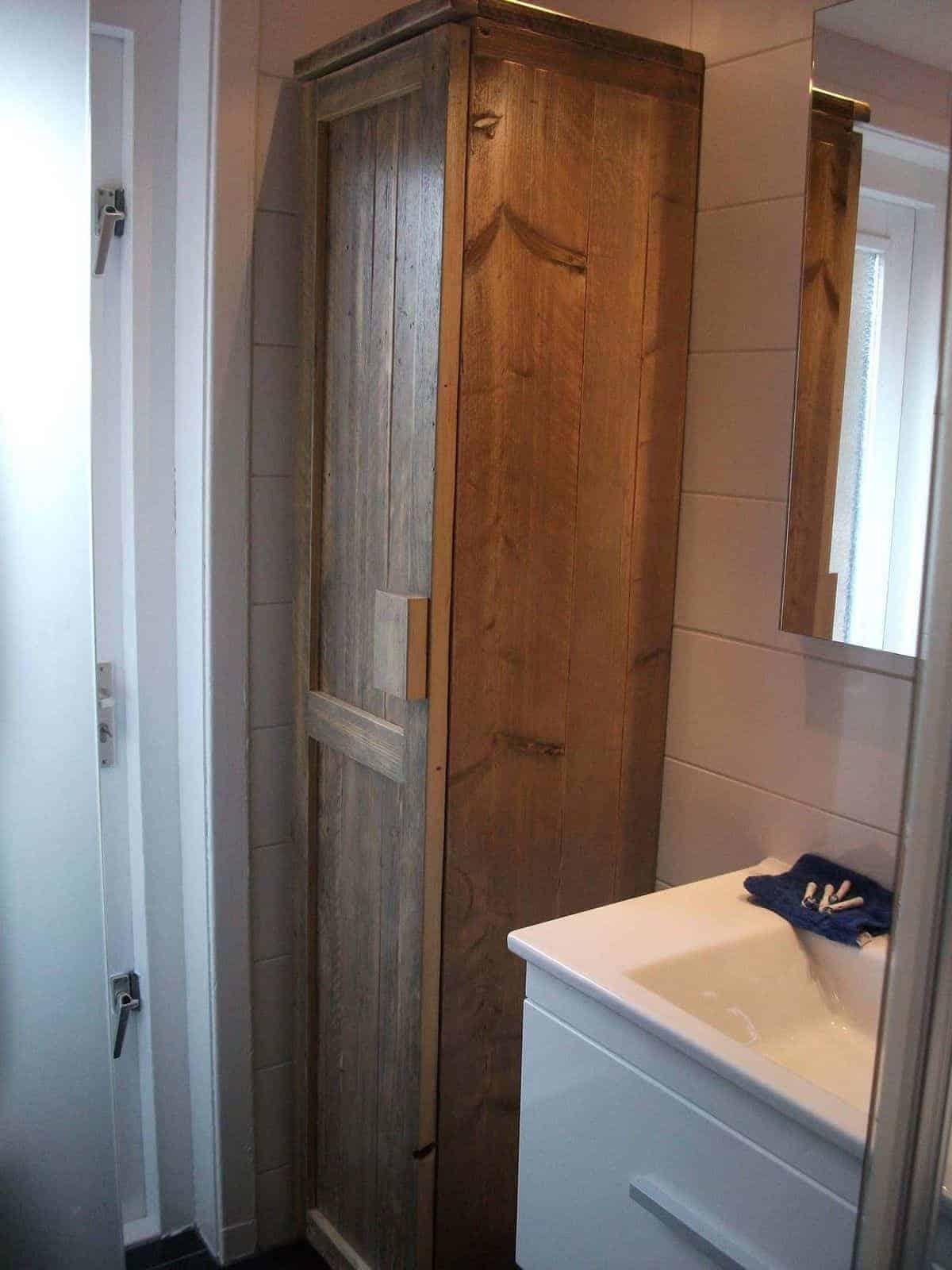 Badkamerkast gebruikt steigerhout type 4. Kwaliteitskast met een deur en vakken. Maatwerk kast