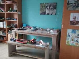 Steigerhouten bureautafel. Een simpel model kinderbureau op basis van een tafel.