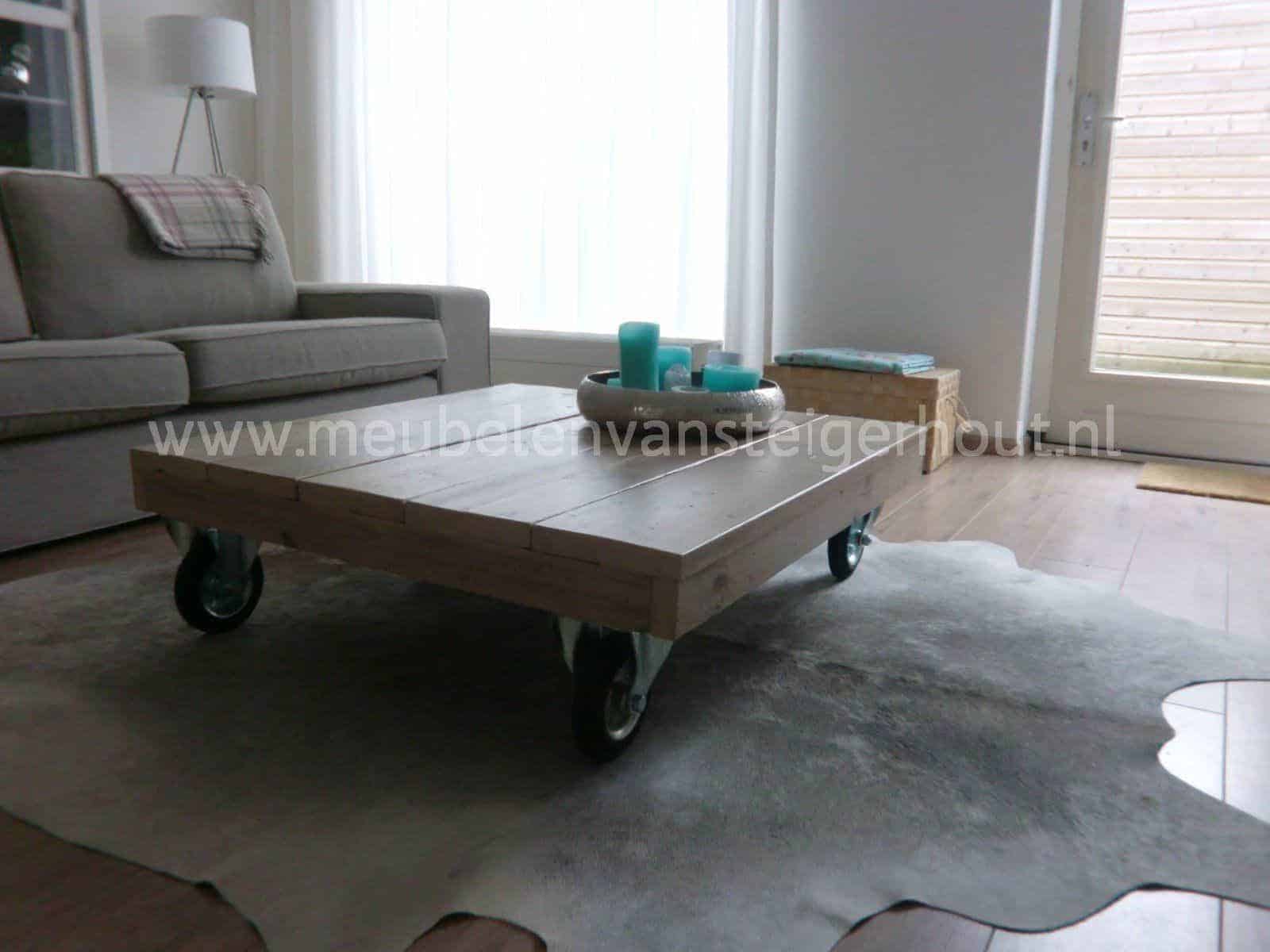 Steigerhouten salontafel op grote wielen, model design