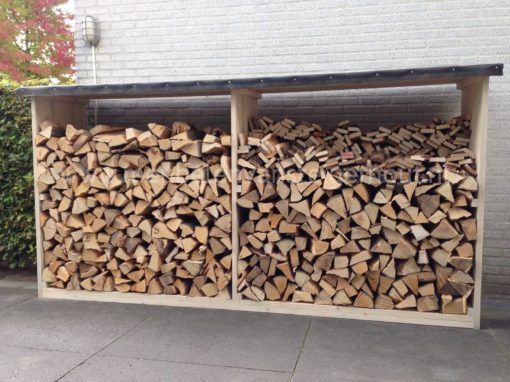 Het houthok van steigerhout voor de opslag van haardblokken