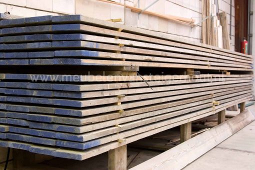 Stapel planken gebruikt steigerhout voor het maken van steigerhouten meubelen