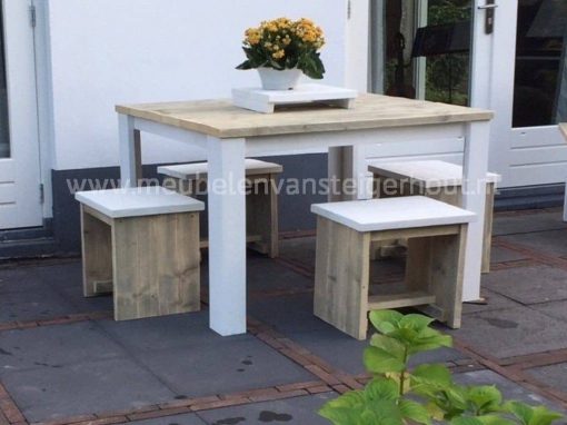 Vierkante steigerhouten tafel met wit onderstel