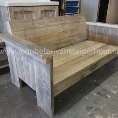 Loungebank van steigerhout luchtig open model