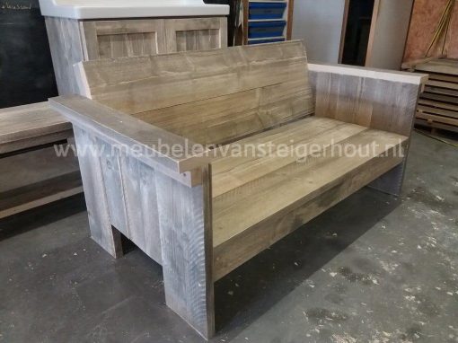 Loungebank van steigerhout luchtig open model