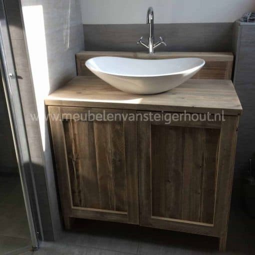 Badkamermeubel van steigerhout met 2 deuren en verhoging voor de kranen