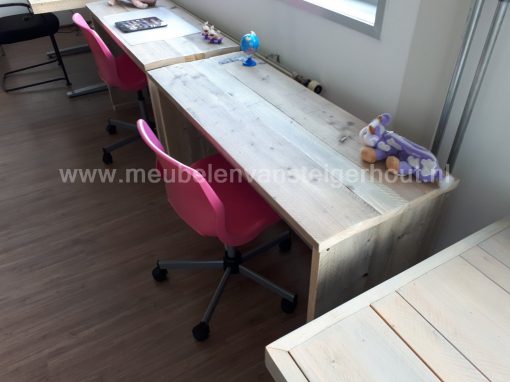 GRATIS bureaustoel bij steigerhout kinderbureau