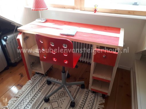Steigerhout bureau voor kinderen met kleuraccenten 4