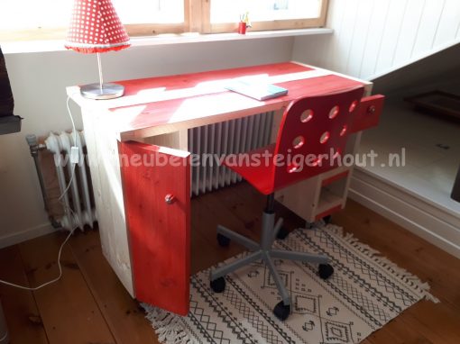 Steigerhout bureau voor kinderen met kleuraccenten 3